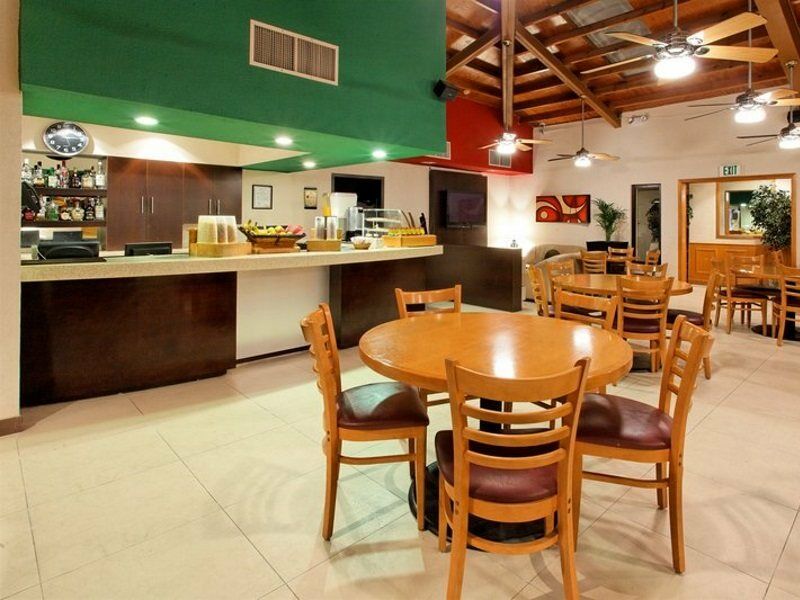 Holiday Inn Hotel & Suites Chihuahua By Ihg Exterior photo